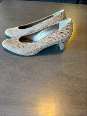 Women's VANELi Beige Brown Dotted Heels Size 6.5